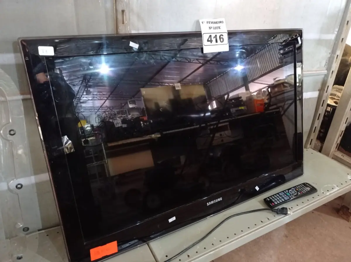 LOTE 416 - 01 TV SAMSUNG 40” POL PARA RETIRADA DE PEÇAS. (NO ESTADO) ATENÇÃO! FAZER A VISITAÇÃO ANTES DE ARREMATAR, NÃO SABEMOS SE FUNCIONA. LEILÃO NÃO TEM GARANTIA E NEM DEVOLUÇÃO, SUJEITO A POSSÍVEIS AVARIAS VISÍVEIS/OCULTAS E/OU AUSÊNCIA DE COMPONENTES.