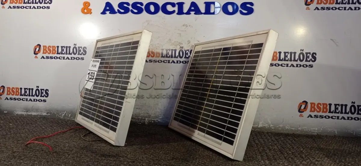 LOTE 159 - 02 PAINÉIS SOLARES 18V 10W. (NO ESTADO) ATENÇÃO! FAZER A VISITAÇÃO ANTES DE ARREMATAR, NÃO SABEMOS SE FUNCIONA. LEILÃO NÃO TEM GARANTIA E NEM DEVOLUÇÃO, SUJEITO A POSSÍVEIS AVARIAS VISÍVEIS/OCULTAS E/OU AUSÊNCIA DE COMPONENTES.