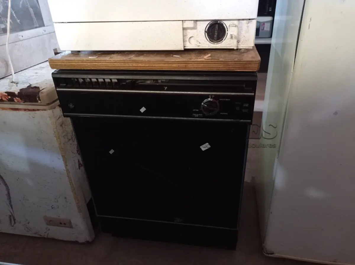 LOTE 342 - 01 LAVA-LOUÇAS E 01 LAVADORA DE ROUPAS MARCAS E MODELOS DIVERSOS. (NO ESTADO) ATENÇÃO! FAZER A VISITAÇÃO ANTES DE ARREMATAR, NÃO SABEMOS SE FUNCIONA. LEILÃO NÃO TEM GARANTIA E NEM DEVOLUÇÃO, SUJEITO A POSSÍVEIS AVARIAS VISÍVEIS/OCULTAS E/OU AUSÊNCIA DE COMPONENTES.