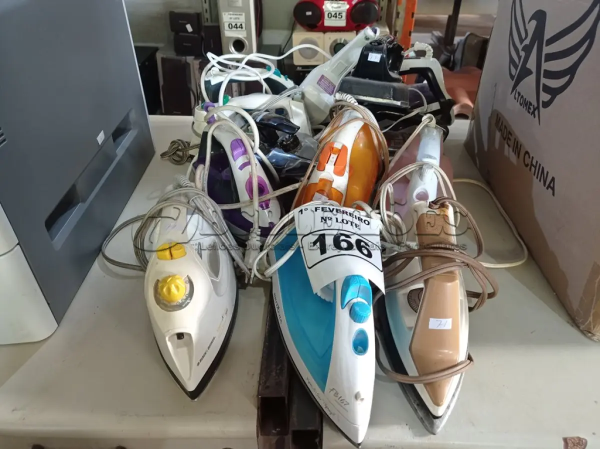 LOTE 166 - 01 LOTE COM VÁRIOS FERROS DE PASSAR ROUPAS MARCAS E MODELOS DIVERSOS. (NO ESTADO) ATENÇÃO! FAZER A VISITAÇÃO ANTES DE ARREMATAR, NÃO SABEMOS SE FUNCIONA. LEILÃO NÃO TEM GARANTIA E NEM DEVOLUÇÃO, SUJEITO A POSSÍVEIS AVARIAS VISÍVEIS/OCULTAS E/OU AUSÊNCIA DE COMPONENTES.