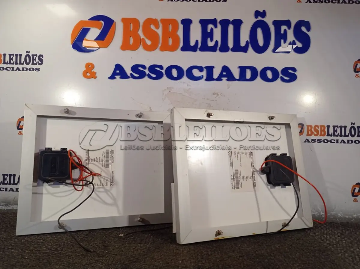 LOTE 146 - 02 PAINÉIS SOLARES 18V 10W. (NO ESTADO) ATENÇÃO! FAZER A VISITAÇÃO ANTES DE ARREMATAR, NÃO SABEMOS SE FUNCIONA. LEILÃO NÃO TEM GARANTIA E NEM DEVOLUÇÃO, SUJEITO A POSSÍVEIS AVARIAS VISÍVEIS/OCULTAS E/OU AUSÊNCIA DE COMPONENTES.