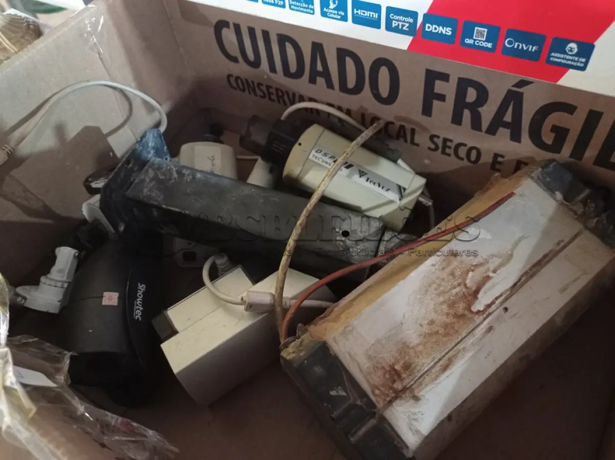 LOTE 178 - 01 DVR E VÁRIAS CÂMERAS DE SEGURANÇA. (NO ESTADO) ATENÇÃO! FAZER A VISITAÇÃO ANTES DE ARREMATAR, NÃO SABEMOS SE FUNCIONA. LEILÃO NÃO TEM GARANTIA E NEM DEVOLUÇÃO, SUJEITO A POSSÍVEIS AVARIAS VISÍVEIS/OCULTAS E/OU AUSÊNCIA DE COMPONENTES.