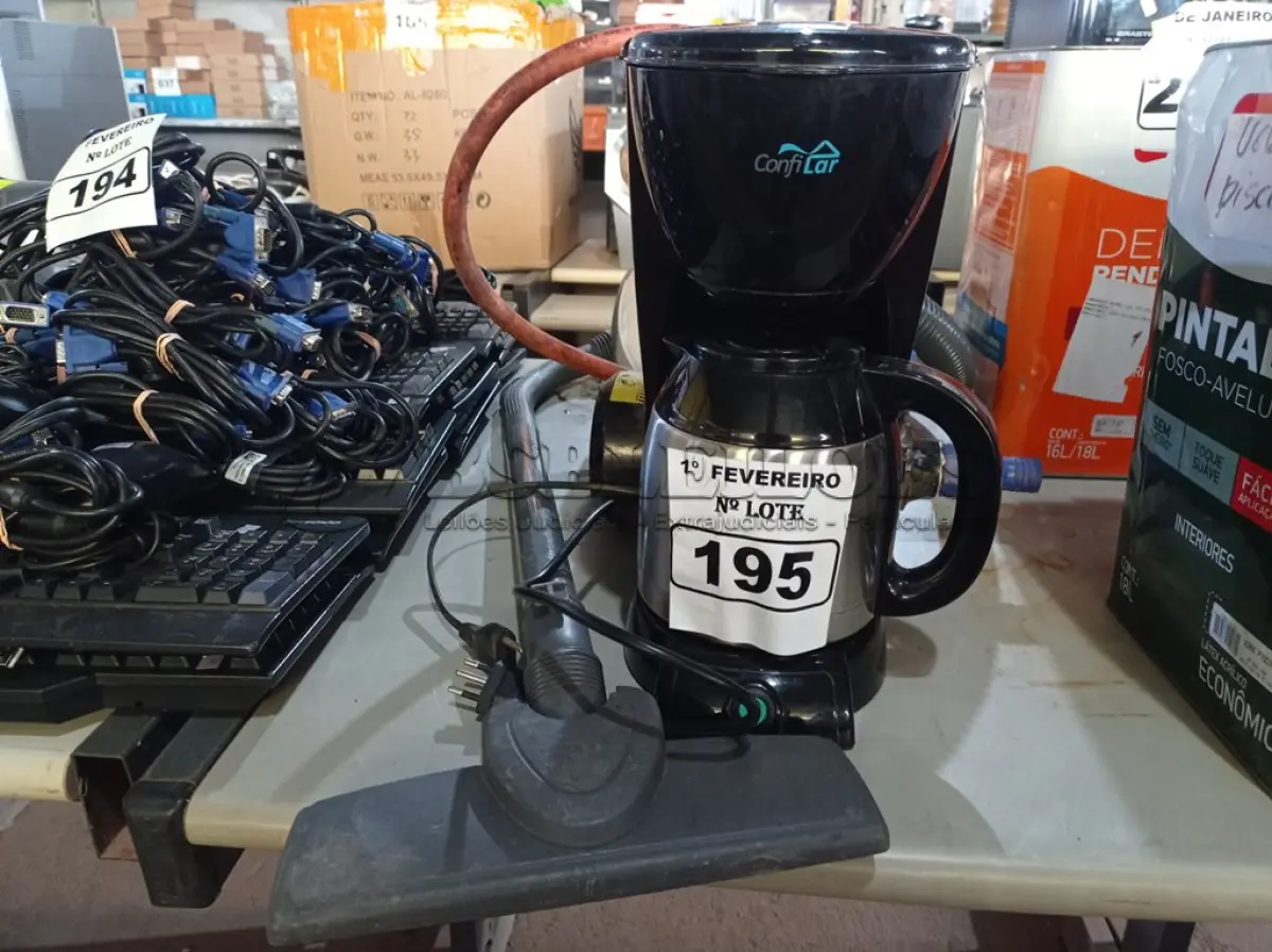 LOTE 195 - 01 ASPIRADOR DE PÓ, 01 BOMBA D’AGUA E 01 CAFETEIRA. (NO ESTADO) ATENÇÃO! FAZER A VISITAÇÃO ANTES DE ARREMATAR, NÃO SABEMOS SE FUNCIONA. LEILÃO NÃO TEM GARANTIA E NEM DEVOLUÇÃO, SUJEITO A POSSÍVEIS AVARIAS VISÍVEIS/OCULTAS E/OU AUSÊNCIA DE COMPONENTES.