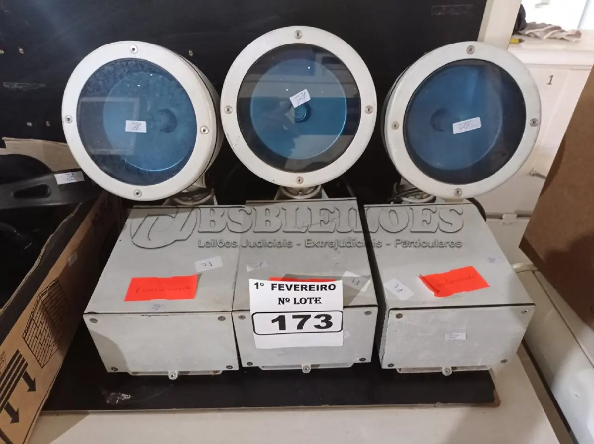 LOTE 173 - 03 LUMINÁRIAS PARA JARDIM. (NO ESTADO) ATENÇÃO! FAZER A VISITAÇÃO ANTES DE ARREMATAR, NÃO SABEMOS SE FUNCIONA. LEILÃO NÃO TEM GARANTIA E NEM DEVOLUÇÃO, SUJEITO A POSSÍVEIS AVARIAS VISÍVEIS/OCULTAS E/OU AUSÊNCIA DE COMPONENTES.