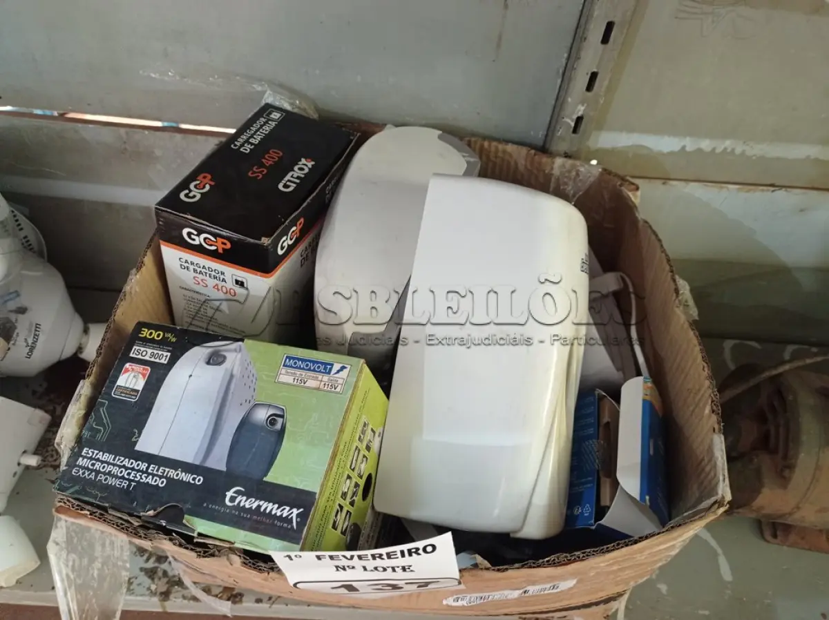 LOTE 137 - 01 LOTE COM MATERIAIS DIVERSOS. (NO ESTADO) ATENÇÃO! FAZER A VISITAÇÃO ANTES DE ARREMATAR, NÃO SABEMOS SE FUNCIONA. LEILÃO NÃO TEM GARANTIA E NEM DEVOLUÇÃO, SUJEITO A POSSÍVEIS AVARIAS VISÍVEIS/OCULTAS E/OU AUSÊNCIA DE COMPONENTES.