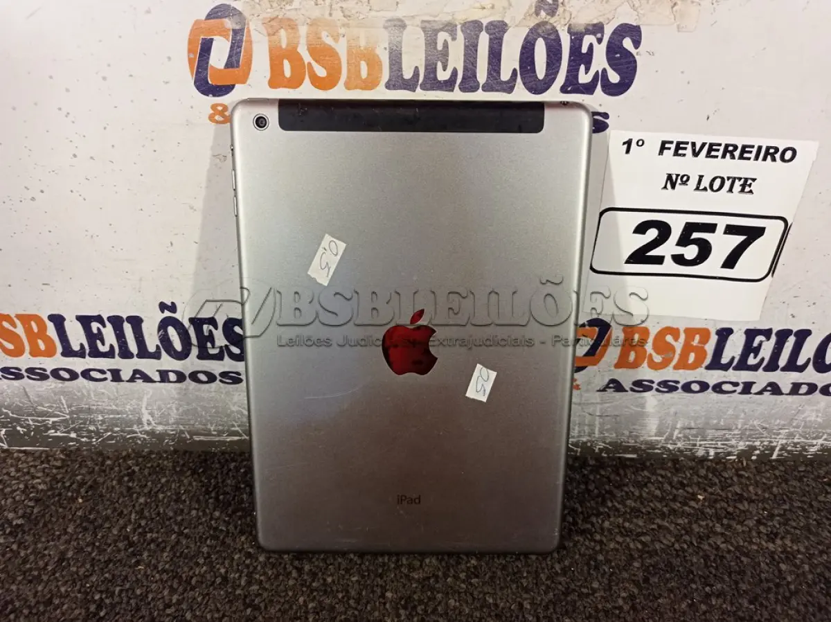 LOTE 257 - 01 IPAD A1475. (NO ESTADO) ATENÇÃO! FAZER A VISITAÇÃO ANTES DE ARREMATAR, NÃO SABEMOS SE FUNCIONA. LEILÃO NÃO TEM GARANTIA E NEM DEVOLUÇÃO, SUJEITO A POSSÍVEIS AVARIAS VISÍVEIS/OCULTAS E/OU AUSÊNCIA DE COMPONENTES.
