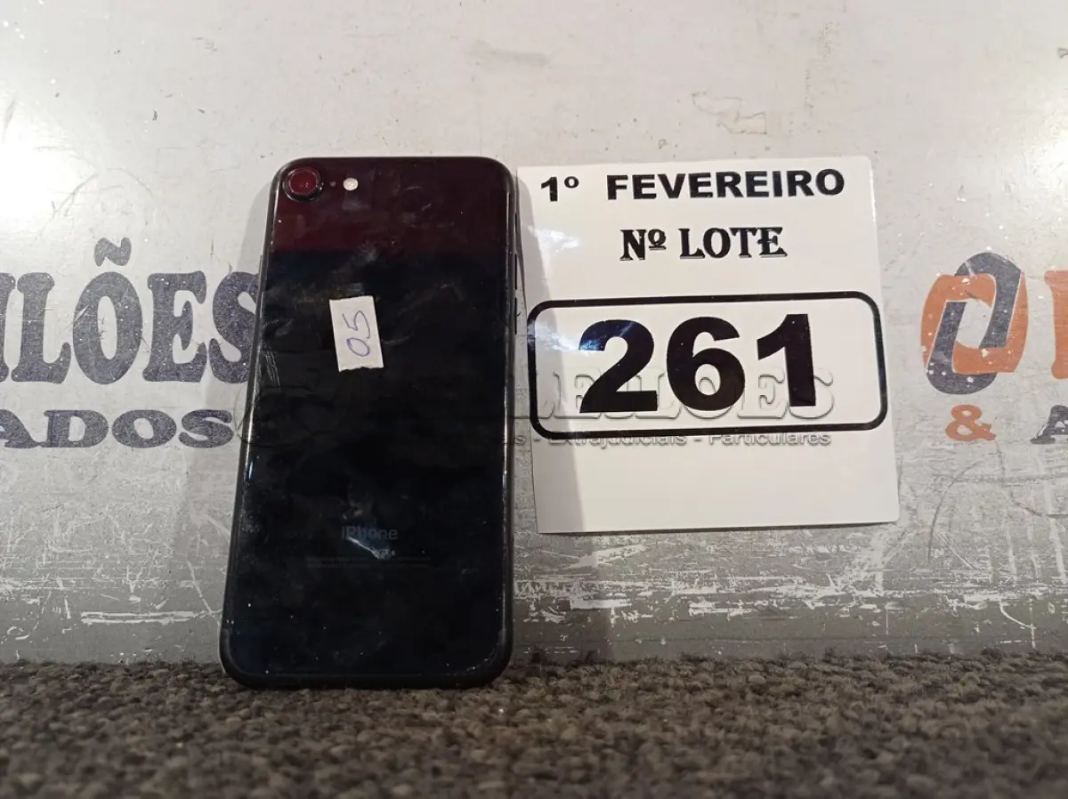 LOTE 261 - 01 CELULAR IPHONE7 PRETO. (NO ESTADO) ATENÇÃO! FAZER A VISITAÇÃO ANTES DE ARREMATAR, NÃO SABEMOS SE FUNCIONA. LEILÃO NÃO TEM GARANTIA E NEM DEVOLUÇÃO, SUJEITO A POSSÍVEIS AVARIAS VISÍVEIS/OCULTAS E/OU AUSÊNCIA DE COMPONENTES.