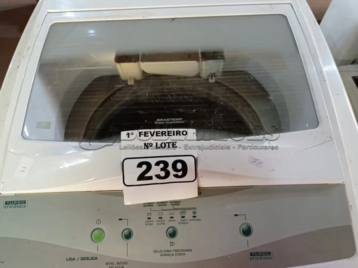 LOTE 239 - 01 MÁQUINA DE LAVAR ROUPAS MARCA BRASTEMP 220V. (NO ESTADO) ATENÇÃO! FAZER A VISITAÇÃO ANTES DE ARREMATAR, NÃO SABEMOS SE FUNCIONA. LEILÃO NÃO TEM GARANTIA E NEM DEVOLUÇÃO, SUJEITO A POSSÍVEIS AVARIAS VISÍVEIS/OCULTAS E/OU AUSÊNCIA DE COMPONENTES.