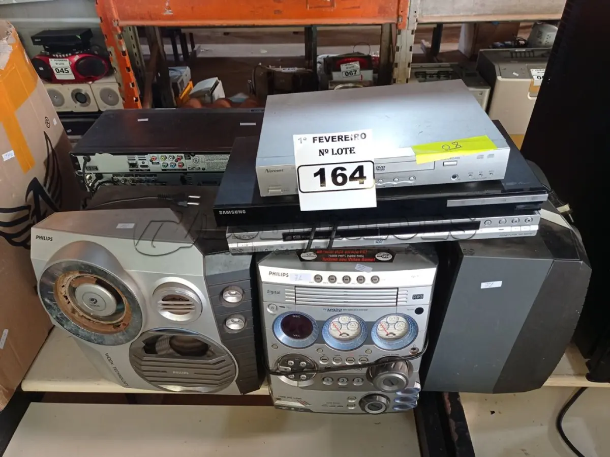 LOTE 164 - 03 APARELHOS DE SOM E 05 APARELHOS DE DVD MARCAS E MODELOS DIVERSOS. (NO ESTADO) ATENÇÃO! FAZER A VISITAÇÃO ANTES DE ARREMATAR, NÃO SABEMOS SE FUNCIONA. LEILÃO NÃO TEM GARANTIA E NEM DEVOLUÇÃO, SUJEITO A POSSÍVEIS AVARIAS VISÍVEIS/OCULTAS E/OU AUSÊNCIA DE COMPONENTES.