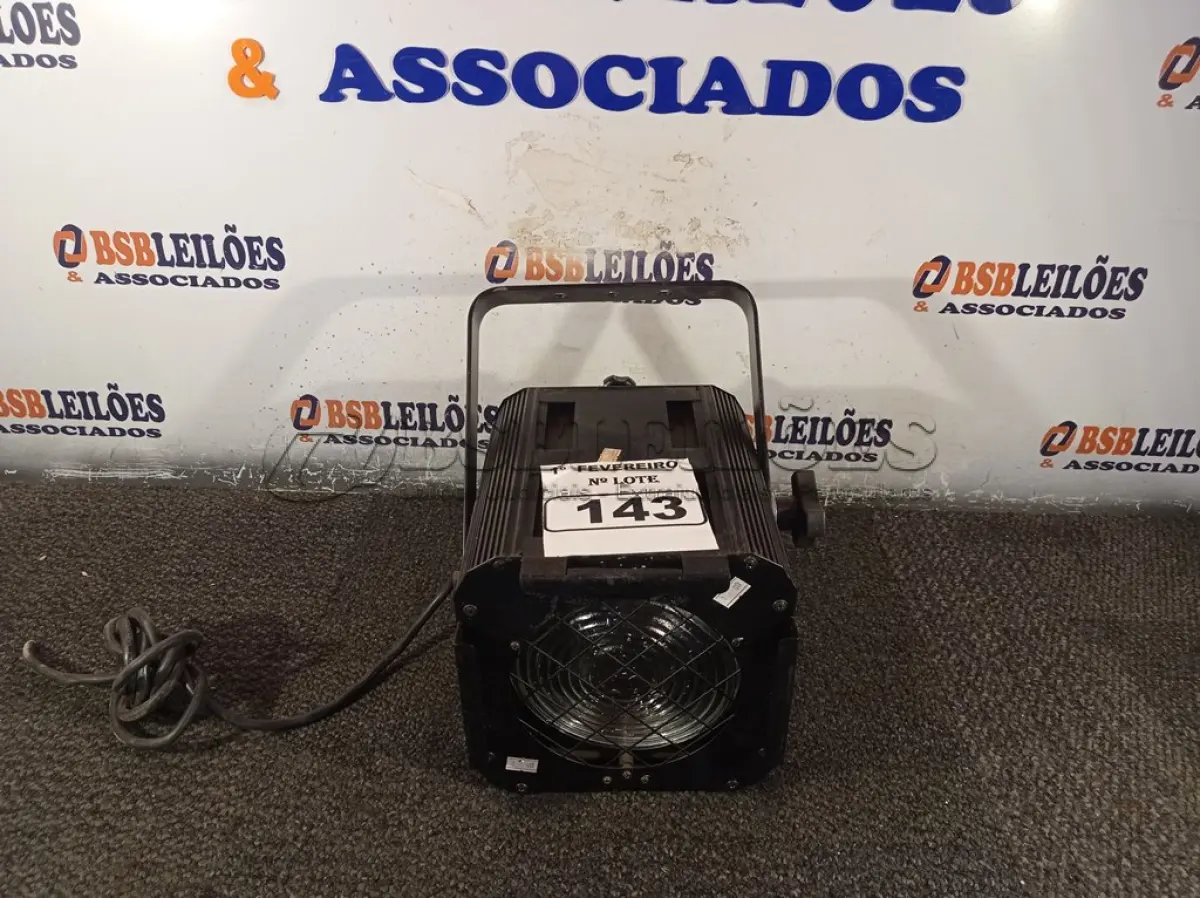 LOTE 143 - 01 LUMINÁRIA PARA ESTÚDIO. (NO ESTADO) ATENÇÃO! FAZER A VISITAÇÃO ANTES DE ARREMATAR, NÃO SABEMOS SE FUNCIONA. LEILÃO NÃO TEM GARANTIA E NEM DEVOLUÇÃO, SUJEITO A POSSÍVEIS AVARIAS VISÍVEIS/OCULTAS E/OU AUSÊNCIA DE COMPONENTES.