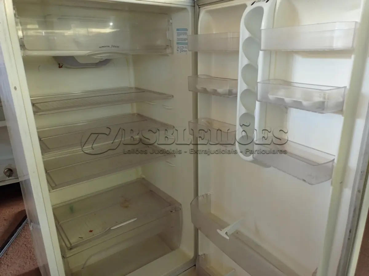 LOTE 186 - 01 GELADEIRA MARCA ELECTROLUX 220V. (NO ESTADO) ATENÇÃO! FAZER A VISITAÇÃO ANTES DE ARREMATAR, NÃO SABEMOS SE FUNCIONA. LEILÃO NÃO TEM GARANTIA E NEM DEVOLUÇÃO, SUJEITO A POSSÍVEIS AVARIAS VISÍVEIS/OCULTAS E/OU AUSÊNCIA DE COMPONENTES.