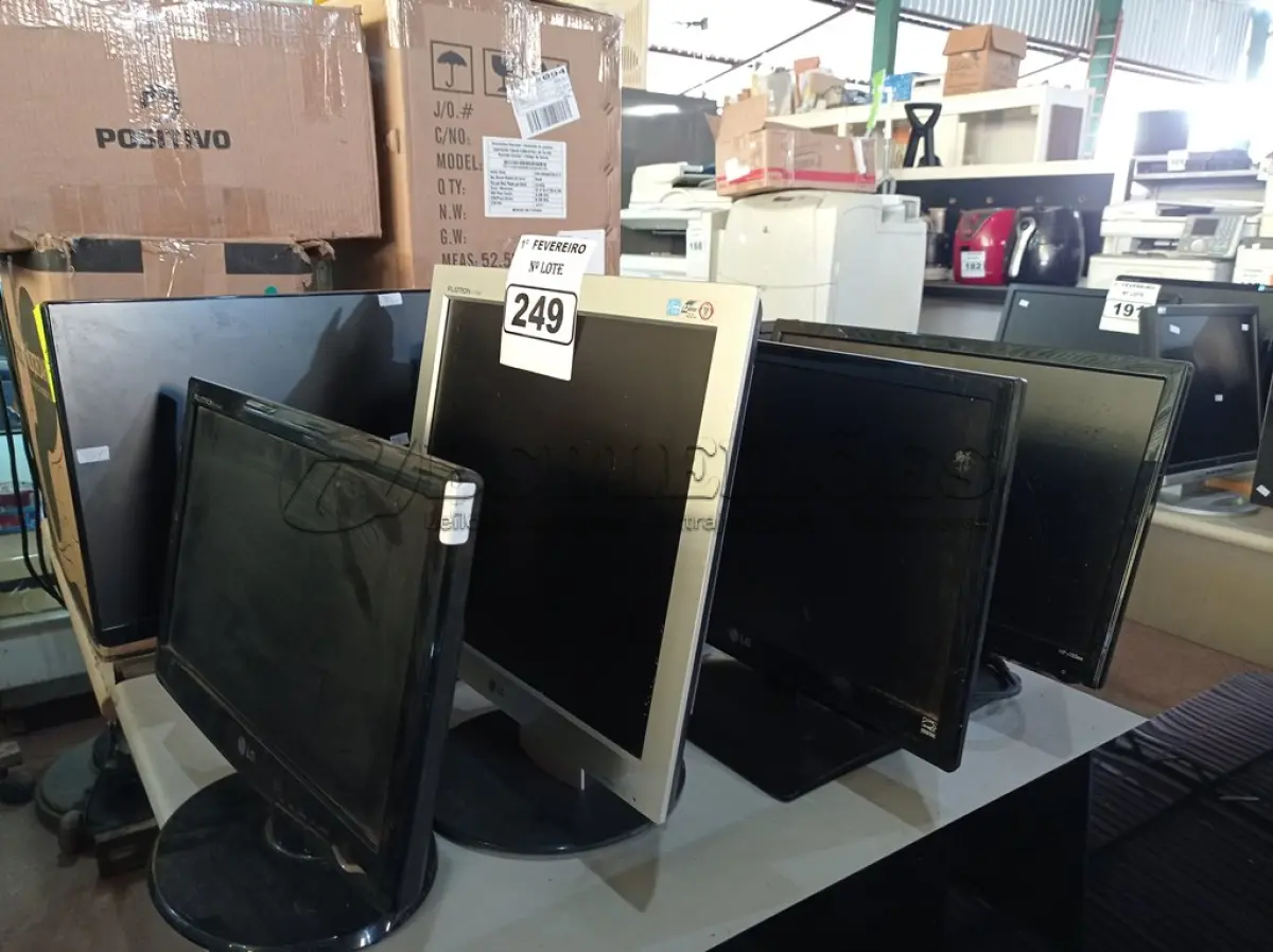 LOTE 249 - 06 MONITORES MARCAS E MODELOS DIVERSOS PARA RETIRADA DE PEÇAS. (NO ESTADO) ATENÇÃO! FAZER A VISITAÇÃO ANTES DE ARREMATAR, NÃO SABEMOS SE FUNCIONA. LEILÃO NÃO TEM GARANTIA E NEM DEVOLUÇÃO, SUJEITO A POSSÍVEIS AVARIAS VISÍVEIS/OCULTAS E/OU AUSÊNCIA DE COMPONENTES.