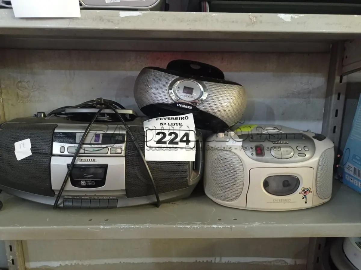 LOTE 224 - 03 APARELHOS DE SOM MARCAS E MODELOS DIVERSOS. (NO ESTADO) ATENÇÃO! FAZER A VISITAÇÃO ANTES DE ARREMATAR, NÃO SABEMOS SE FUNCIONA. LEILÃO NÃO TEM GARANTIA E NEM DEVOLUÇÃO, SUJEITO A POSSÍVEIS AVARIAS VISÍVEIS/OCULTAS E/OU AUSÊNCIA DE COMPONENTES.