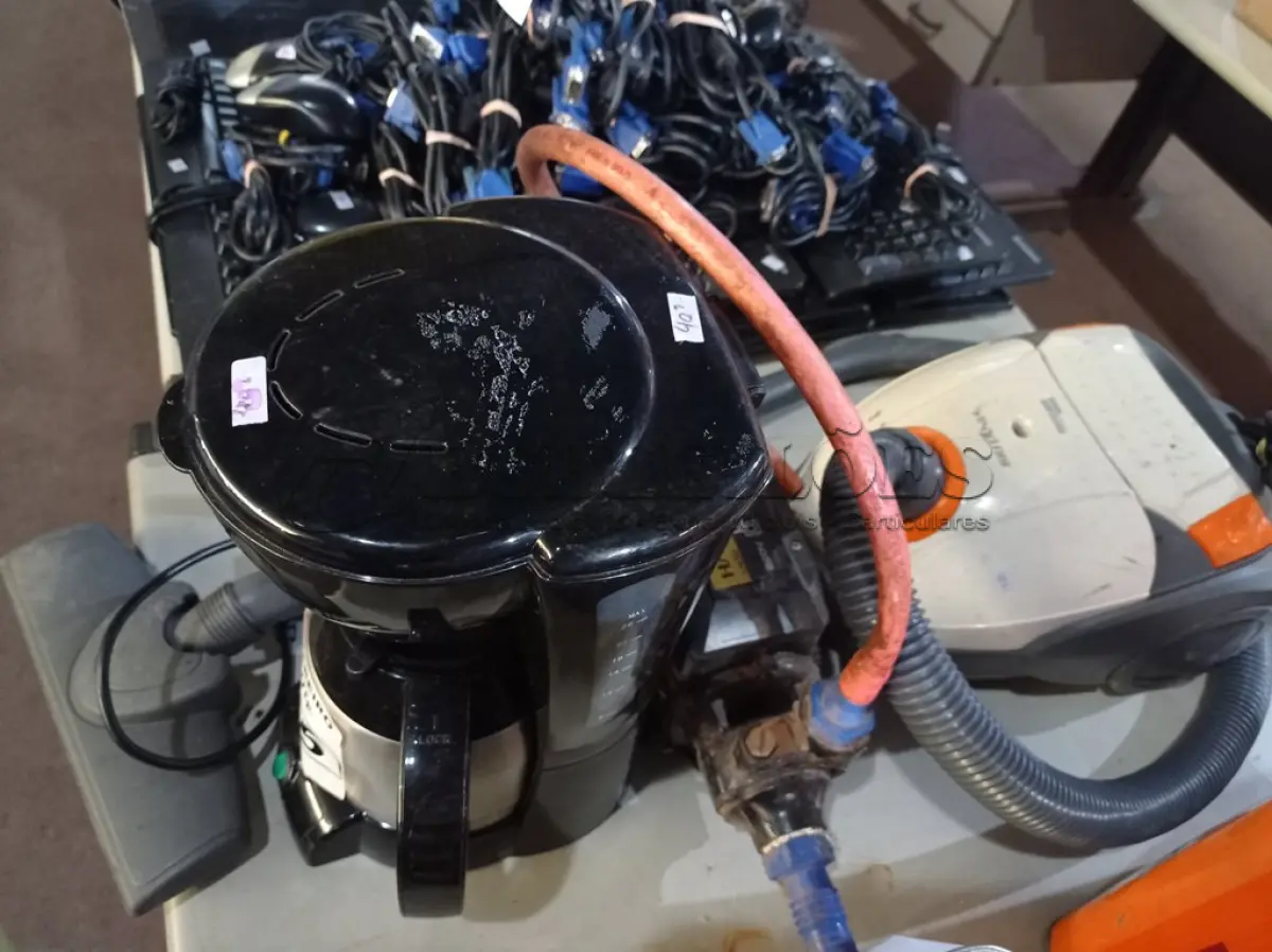 LOTE 195 - 01 ASPIRADOR DE PÓ, 01 BOMBA D’AGUA E 01 CAFETEIRA. (NO ESTADO) ATENÇÃO! FAZER A VISITAÇÃO ANTES DE ARREMATAR, NÃO SABEMOS SE FUNCIONA. LEILÃO NÃO TEM GARANTIA E NEM DEVOLUÇÃO, SUJEITO A POSSÍVEIS AVARIAS VISÍVEIS/OCULTAS E/OU AUSÊNCIA DE COMPONENTES.