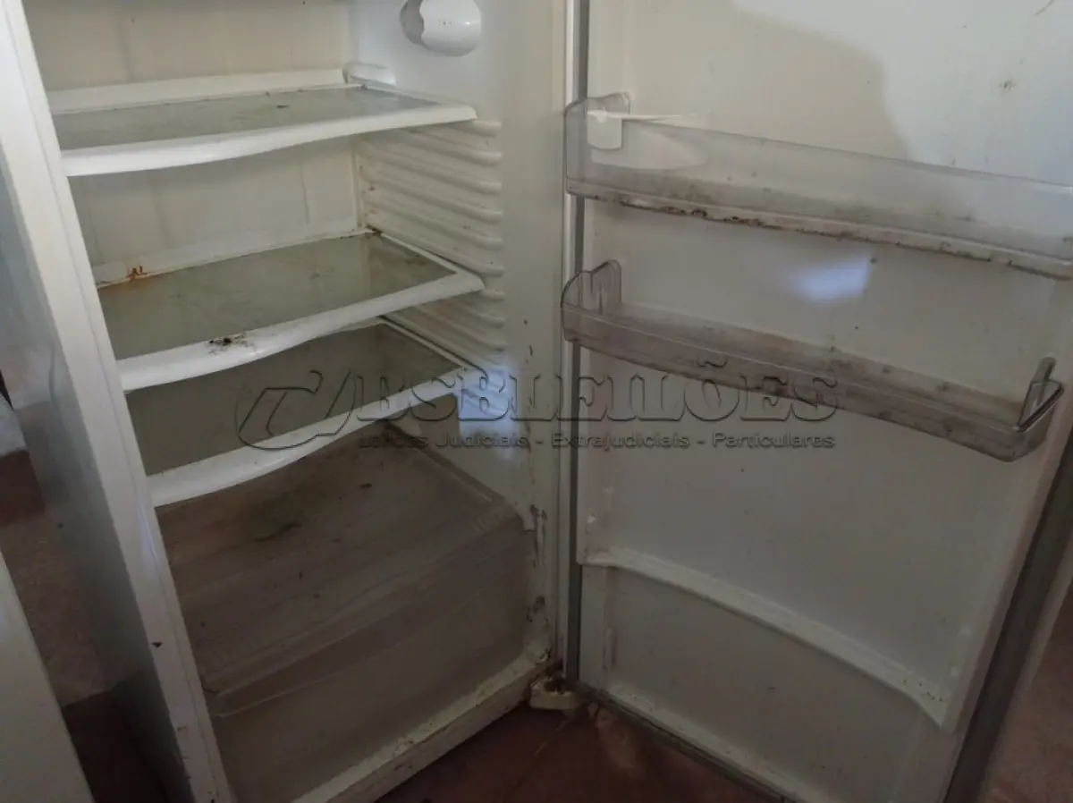 LOTE 339 - 01 GELADEIRA MARCA BRASTEMP 127V. (NO ESTADO) ATENÇÃO! FAZER A VISITAÇÃO ANTES DE ARREMATAR, NÃO SABEMOS SE FUNCIONA. LEILÃO NÃO TEM GARANTIA E NEM DEVOLUÇÃO, SUJEITO A POSSÍVEIS AVARIAS VISÍVEIS/OCULTAS E/OU AUSÊNCIA DE COMPONENTES.