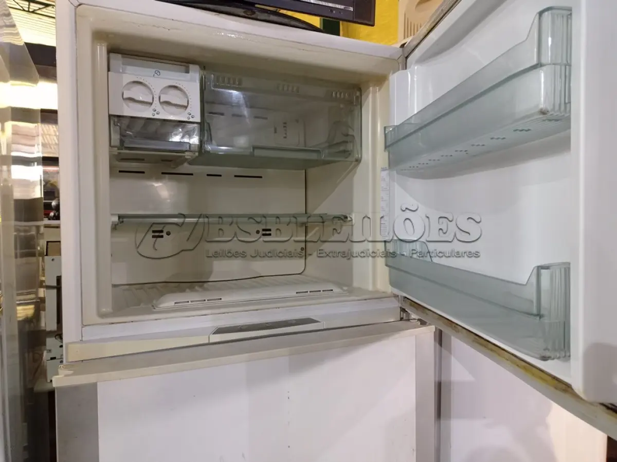 LOTE 288 - 01 GELADEIRA MARCA BRASTEMP 220V. (NO ESTADO) ATENÇÃO! FAZER A VISITAÇÃO ANTES DE ARREMATAR, NÃO SABEMOS SE FUNCIONA. LEILÃO NÃO TEM GARANTIA E NEM DEVOLUÇÃO, SUJEITO A POSSÍVEIS AVARIAS VISÍVEIS/OCULTAS E/OU AUSÊNCIA DE COMPONENTES.