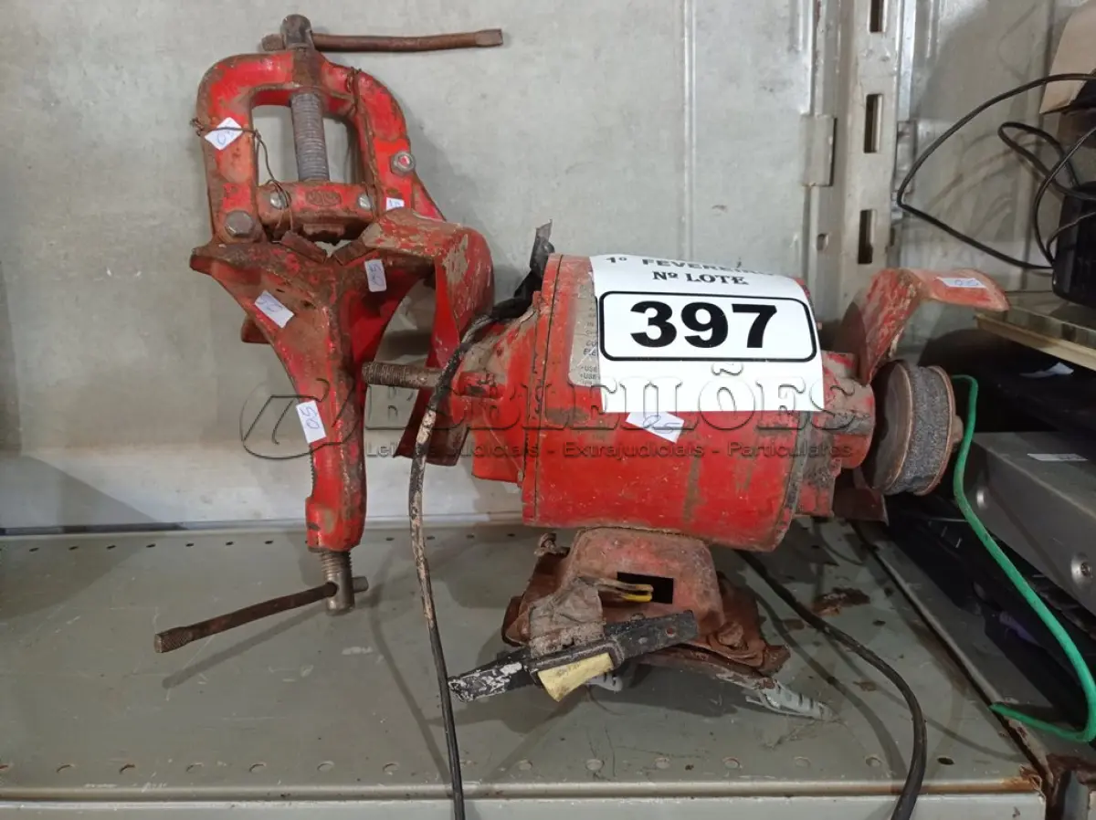 LOTE 397 - 01 MORSA DE BANCADA E 01 ESMERIL. (NO ESTADO) ATENÇÃO! FAZER A VISITAÇÃO ANTES DE ARREMATAR, NÃO SABEMOS SE FUNCIONA. LEILÃO NÃO TEM GARANTIA E NEM DEVOLUÇÃO, SUJEITO A POSSÍVEIS AVARIAS VISÍVEIS/OCULTAS E/OU AUSÊNCIA DE COMPONENTES.