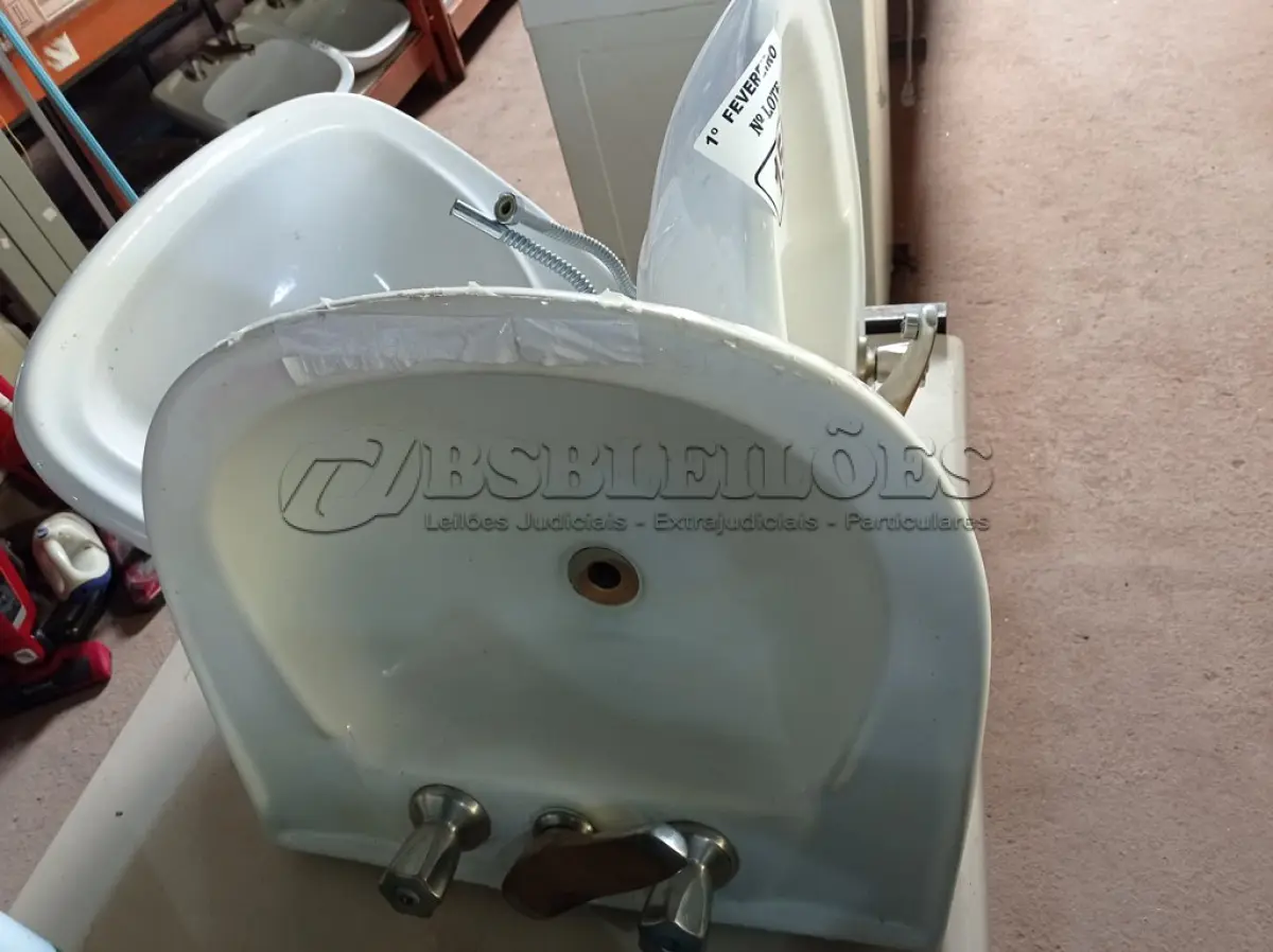 LOTE 154 - 03 CUBAS PARA LAVATÓRIO COM SISTEMA PARA ÁGUA QUENTE/FRIA. (NO ESTADO) ATENÇÃO! FAZER A VISITAÇÃO ANTES DE ARREMATAR, NÃO SABEMOS SE FUNCIONA. LEILÃO NÃO TEM GARANTIA E NEM DEVOLUÇÃO, SUJEITO A POSSÍVEIS AVARIAS VISÍVEIS/OCULTAS E/OU AUSÊNCIA DE COMPONENTES.
