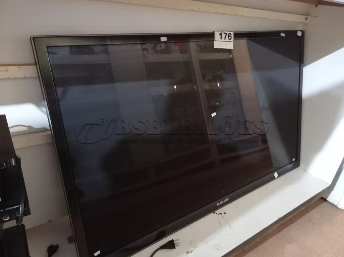 LOTE 176 - 01 TV DE PLASMA MARCA SAMSUNG 51” POL PARA RETIRADA DE PEÇAS. (NO ESTADO) ATENÇÃO! FAZER A VISITAÇÃO ANTES DE ARREMATAR, NÃO SABEMOS SE FUNCIONA. LEILÃO NÃO TEM GARANTIA E NEM DEVOLUÇÃO, SUJEITO A POSSÍVEIS AVARIAS VISÍVEIS/OCULTAS E/OU AUSÊNCIA DE COMPONENTES.