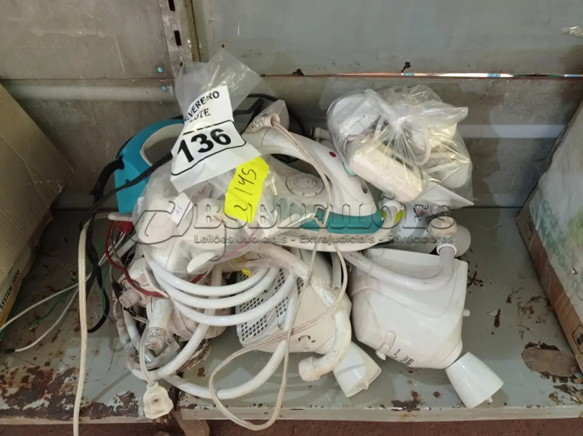 LOTE 136 - 01 LOTE COM CHUVEIROS, SENSORES DE PRESENÇA E FERROS DE PASSAR ROUPAS MARCAS E MODELOS DIVERSOS. (NO ESTADO) ATENÇÃO! FAZER A VISITAÇÃO ANTES DE ARREMATAR, NÃO SABEMOS SE FUNCIONA. LEILÃO NÃO TEM GARANTIA E NEM DEVOLUÇÃO, SUJEITO A POSSÍVEIS AVARIAS VISÍVEIS/OCULTAS E/OU AUSÊNCIA DE COMPONENTES.