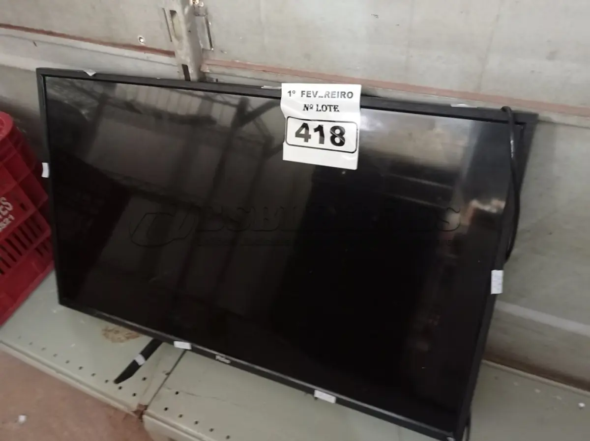 LOTE 418 - 01 TV PHILCO 32” POL PARA RETIRADA DE PEÇAS. (NO ESTADO) ATENÇÃO! FAZER A VISITAÇÃO ANTES DE ARREMATAR, NÃO SABEMOS SE FUNCIONA. LEILÃO NÃO TEM GARANTIA E NEM DEVOLUÇÃO, SUJEITO A POSSÍVEIS AVARIAS VISÍVEIS/OCULTAS E/OU AUSÊNCIA DE COMPONENTES.