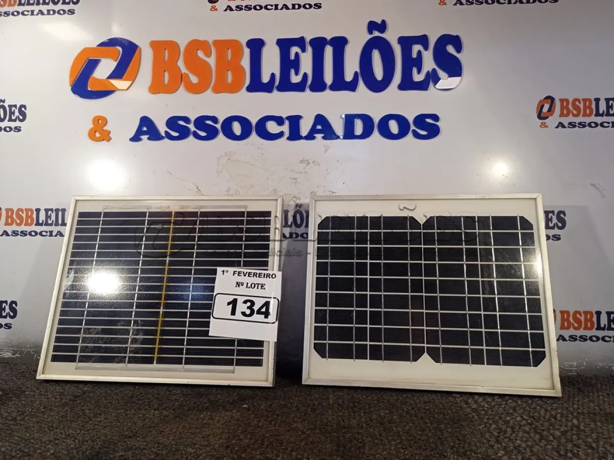 LOTE 134 - 02 PAINÉIS SOLARES 18V 10W. (NO ESTADO) ATENÇÃO! FAZER A VISITAÇÃO ANTES DE ARREMATAR, NÃO SABEMOS SE FUNCIONA. LEILÃO NÃO TEM GARANTIA E NEM DEVOLUÇÃO, SUJEITO A POSSÍVEIS AVARIAS VISÍVEIS/OCULTAS E/OU AUSÊNCIA DE COMPONENTES.