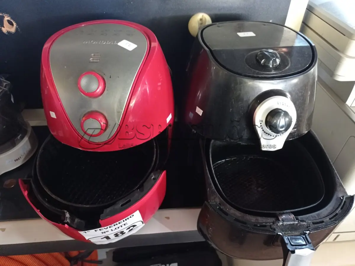 LOTE 182 - 02 FRITADEIRAS AIR FRY MARCAS E MODELOS DIVERSOS. (NO ESTADO) ATENÇÃO! FAZER A VISITAÇÃO ANTES DE ARREMATAR, NÃO SABEMOS SE FUNCIONA. LEILÃO NÃO TEM GARANTIA E NEM DEVOLUÇÃO, SUJEITO A POSSÍVEIS AVARIAS VISÍVEIS/OCULTAS E/OU AUSÊNCIA DE COMPONENTES.