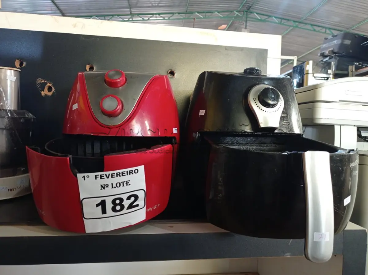 LOTE 182 - 02 FRITADEIRAS AIR FRY MARCAS E MODELOS DIVERSOS. (NO ESTADO) ATENÇÃO! FAZER A VISITAÇÃO ANTES DE ARREMATAR, NÃO SABEMOS SE FUNCIONA. LEILÃO NÃO TEM GARANTIA E NEM DEVOLUÇÃO, SUJEITO A POSSÍVEIS AVARIAS VISÍVEIS/OCULTAS E/OU AUSÊNCIA DE COMPONENTES.