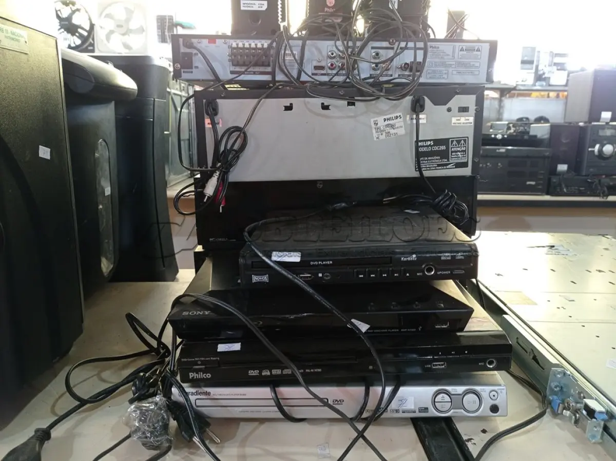 LOTE 244 - 06 APARELHOS DE DVD, 01 RECEIVER E 01 CASSETE DECK MARCA PHILIPS. (NO ESTADO) ATENÇÃO! FAZER A VISITAÇÃO ANTES DE ARREMATAR, NÃO SABEMOS SE FUNCIONA. LEILÃO NÃO TEM GARANTIA E NEM DEVOLUÇÃO, SUJEITO A POSSÍVEIS AVARIAS VISÍVEIS/OCULTAS E/OU AUSÊNCIA DE COMPONENTES.