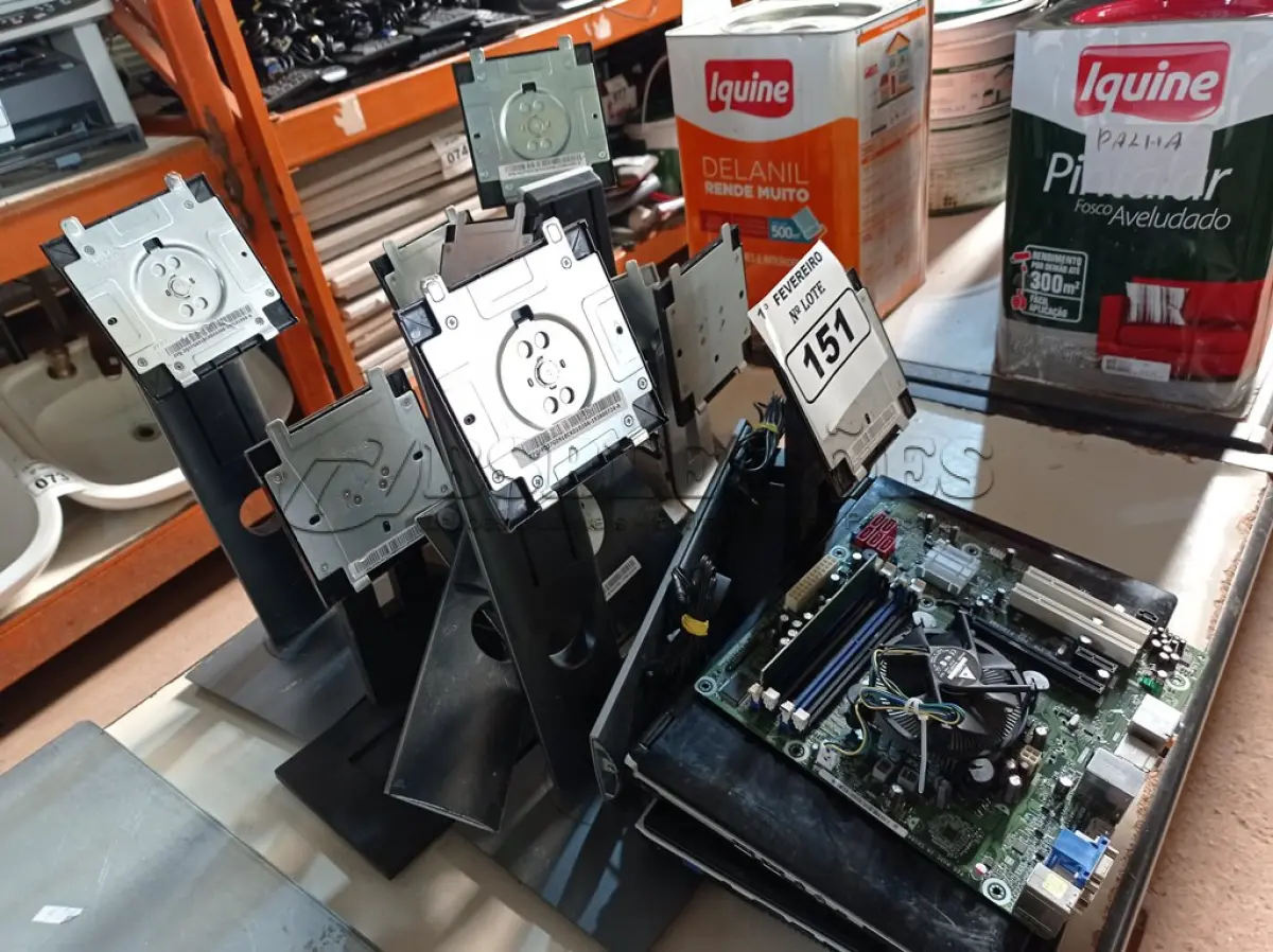 LOTE 151 - 01 LOTE COM VÁRIAS BASES DE MONITORES, 02 NOTEBOOKS E 01 PLACA MÃE MARCAS E MODELOS DIVERSOS PARA RETIRADA DE PEÇAS. (NO ESTADO) ATENÇÃO! FAZER A VISITAÇÃO ANTES DE ARREMATAR, NÃO SABEMOS SE FUNCIONA. LEILÃO NÃO TEM GARANTIA E NEM DEVOLUÇÃO, SUJEITO A POSSÍVEIS AVARIAS VISÍVEIS/OCULTAS E/OU AUSÊNCIA DE COMPONENTES.
