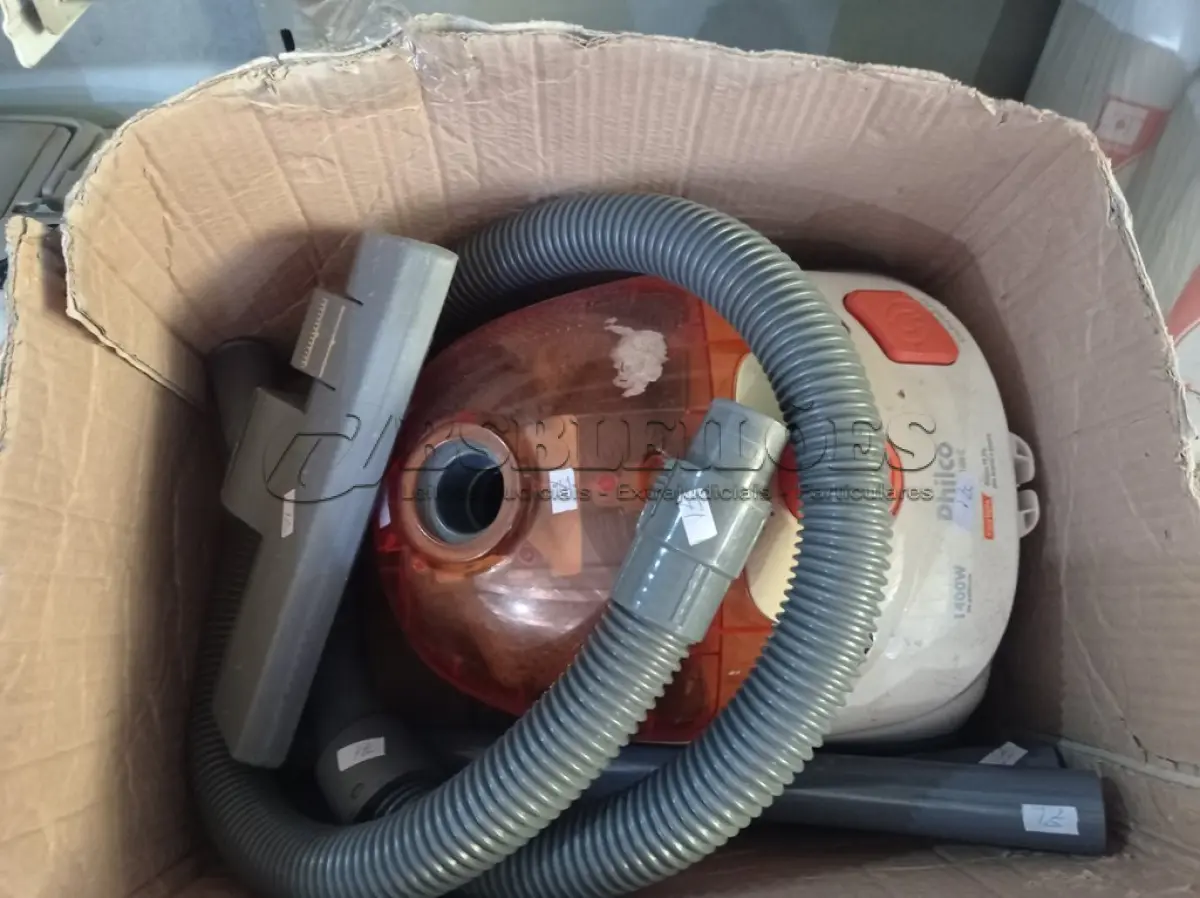 LOTE 225 - 01 ASPIRADOR DE PÓ MARCA PHILCO. (NO ESTADO) ATENÇÃO! FAZER A VISITAÇÃO ANTES DE ARREMATAR, NÃO SABEMOS SE FUNCIONA. LEILÃO NÃO TEM GARANTIA E NEM DEVOLUÇÃO, SUJEITO A POSSÍVEIS AVARIAS VISÍVEIS/OCULTAS E/OU AUSÊNCIA DE COMPONENTES.