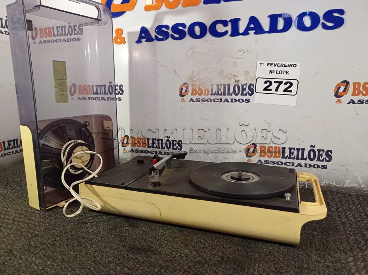 LOTE 272 - 01 TOCA DISCOS ANTIGO. (NO ESTADO) ATENÇÃO! FAZER A VISITAÇÃO ANTES DE ARREMATAR, NÃO SABEMOS SE FUNCIONA. LEILÃO NÃO TEM GARANTIA E NEM DEVOLUÇÃO, SUJEITO A POSSÍVEIS AVARIAS VISÍVEIS/OCULTAS E/OU AUSÊNCIA DE COMPONENTES.