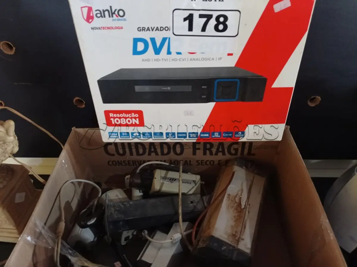 LOTE 178 - 01 DVR E VÁRIAS CÂMERAS DE SEGURANÇA. (NO ESTADO) ATENÇÃO! FAZER A VISITAÇÃO ANTES DE ARREMATAR, NÃO SABEMOS SE FUNCIONA. LEILÃO NÃO TEM GARANTIA E NEM DEVOLUÇÃO, SUJEITO A POSSÍVEIS AVARIAS VISÍVEIS/OCULTAS E/OU AUSÊNCIA DE COMPONENTES.