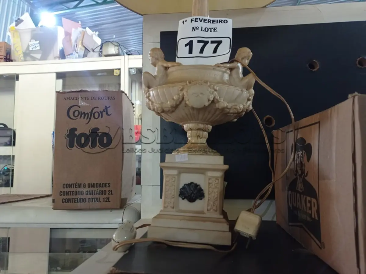 LOTE 177 - 01 ABAJUR. (NO ESTADO) ATENÇÃO! FAZER A VISITAÇÃO ANTES DE ARREMATAR, NÃO SABEMOS SE FUNCIONA. LEILÃO NÃO TEM GARANTIA E NEM DEVOLUÇÃO, SUJEITO A POSSÍVEIS AVARIAS VISÍVEIS/OCULTAS E/OU AUSÊNCIA DE COMPONENTES.