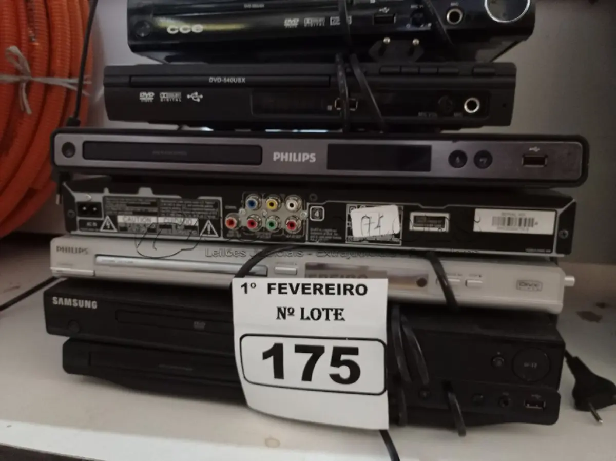 LOTE 175 - 12 APARELHOS DE DVD MARCAS E MODELOS DIVERSOS. (NO ESTADO) ATENÇÃO! FAZER A VISITAÇÃO ANTES DE ARREMATAR, NÃO SABEMOS SE FUNCIONA. LEILÃO NÃO TEM GARANTIA E NEM DEVOLUÇÃO, SUJEITO A POSSÍVEIS AVARIAS VISÍVEIS/OCULTAS E/OU AUSÊNCIA DE COMPONENTES.