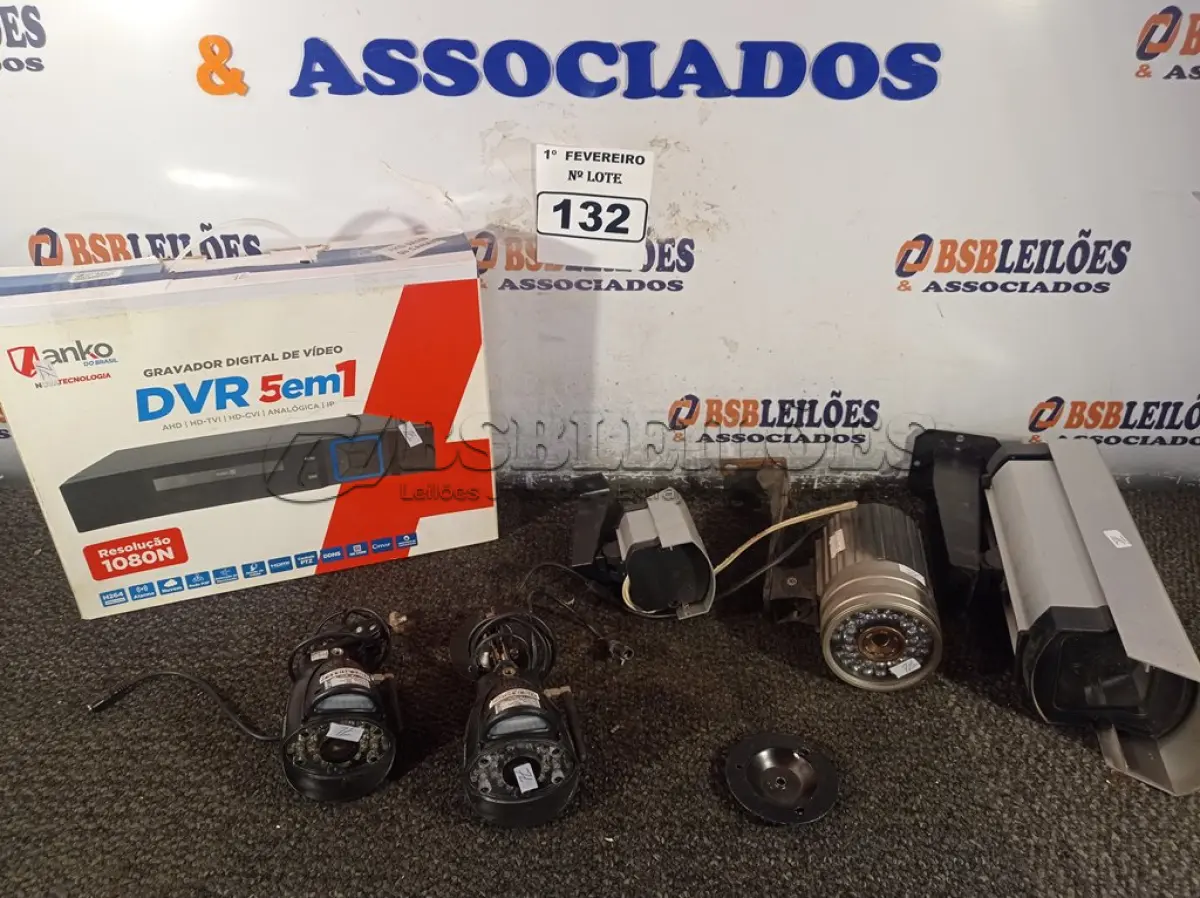 LOTE 132 - 01 DVR E VÁRIAS CÂMERAS DE SEGURANÇA. (NO ESTADO) ATENÇÃO! FAZER A VISITAÇÃO ANTES DE ARREMATAR, NÃO SABEMOS SE FUNCIONA. LEILÃO NÃO TEM GARANTIA E NEM DEVOLUÇÃO, SUJEITO A POSSÍVEIS AVARIAS VISÍVEIS/OCULTAS E/OU AUSÊNCIA DE COMPONENTES.