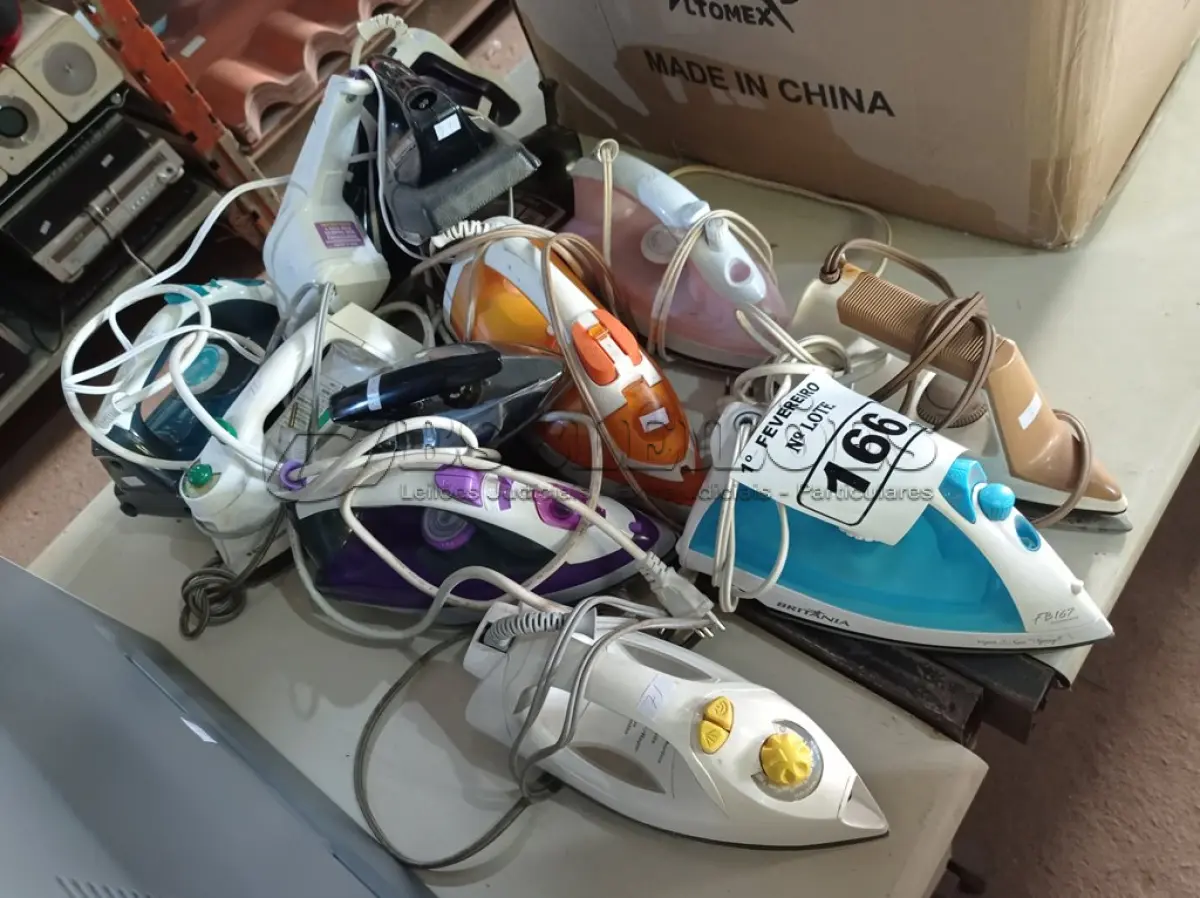 LOTE 166 - 01 LOTE COM VÁRIOS FERROS DE PASSAR ROUPAS MARCAS E MODELOS DIVERSOS. (NO ESTADO) ATENÇÃO! FAZER A VISITAÇÃO ANTES DE ARREMATAR, NÃO SABEMOS SE FUNCIONA. LEILÃO NÃO TEM GARANTIA E NEM DEVOLUÇÃO, SUJEITO A POSSÍVEIS AVARIAS VISÍVEIS/OCULTAS E/OU AUSÊNCIA DE COMPONENTES.