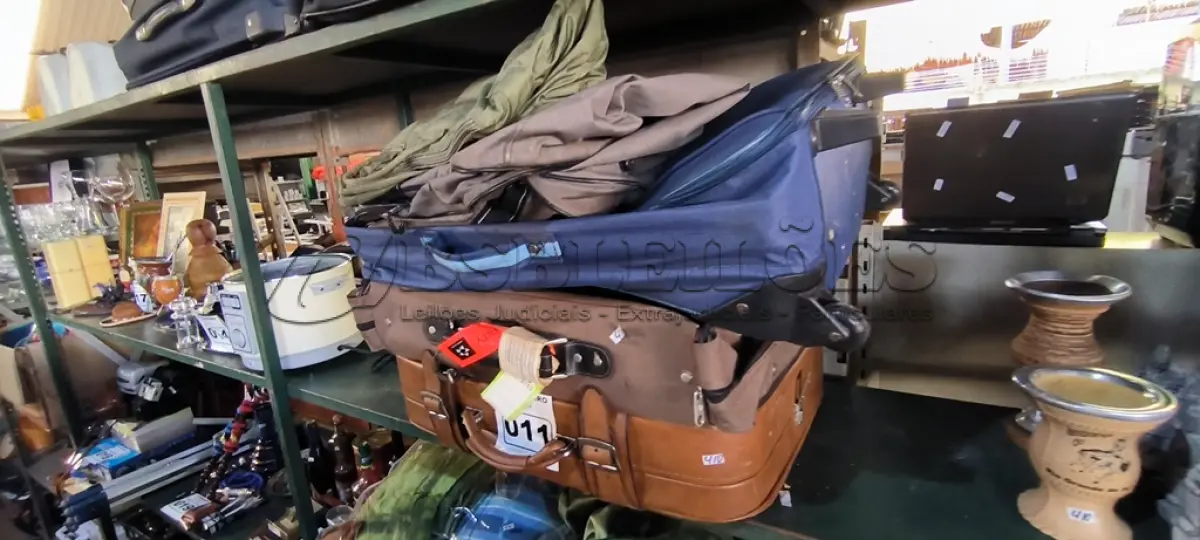 LOTE 011 - 02 BOLSAS E 02 MALAS PARA VIAGEM (NO ESTADO, NÃO SABEMOS SE FUNCIONA. LEILÃO NÃO TEM GARANTIA E NEM DEVOLUÇÃO).