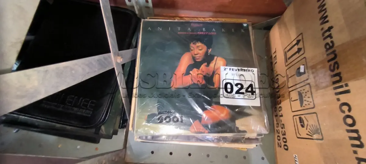 LOTE 024 - 01 LOTE COM DISCOS EM VINIL (NO ESTADO, NÃO SABEMOS SE FUNCIONA. LEILÃO NÃO TEM GARANTIA E NEM DEVOLUÇÃO).