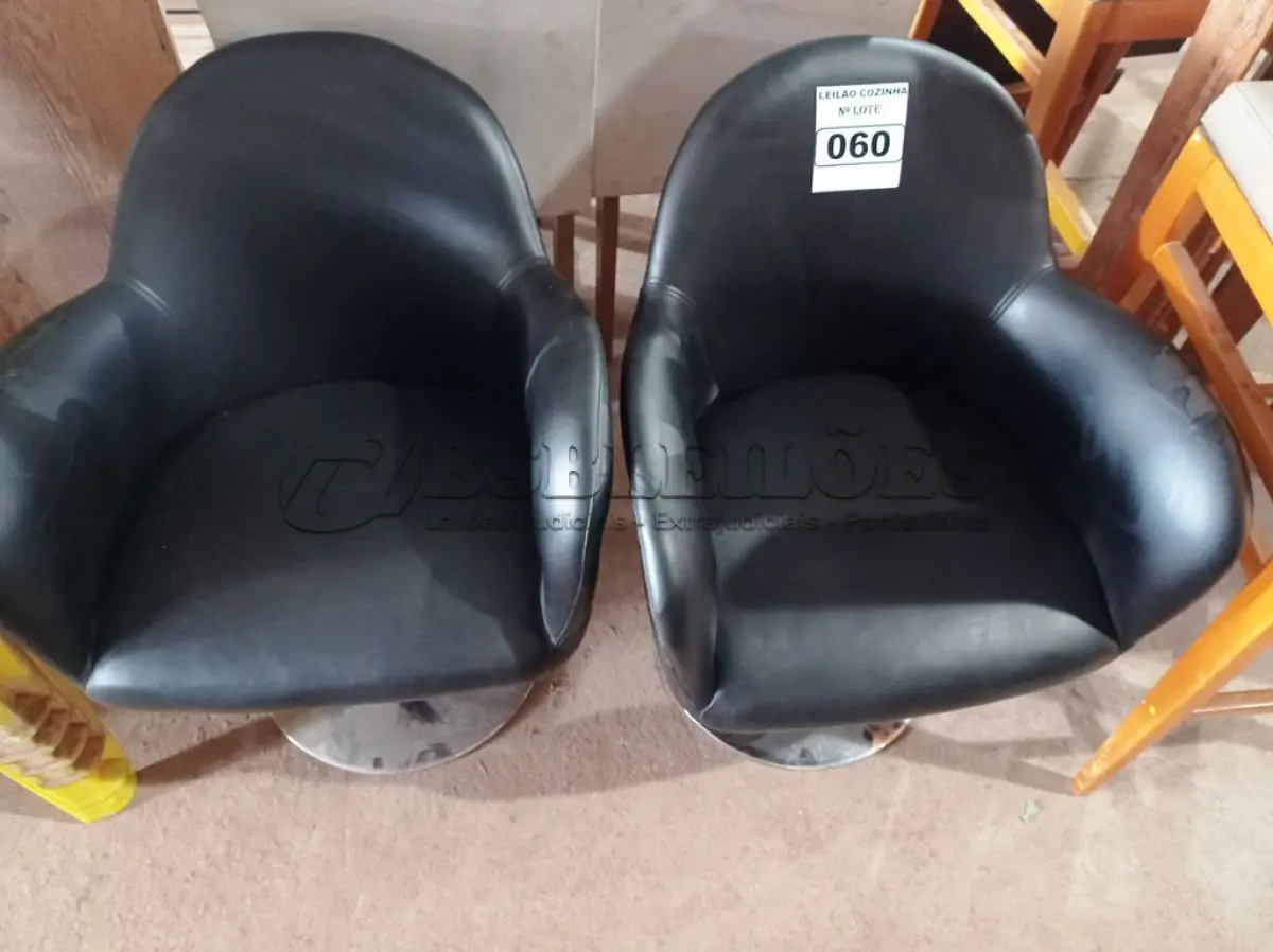 LOTE 060 - 02 POLTRONAS ESTOFADAS PARA ESCRITÓRIO. (NO ESTADO, NÃO SABEMOS SE FUNCIONA. LEILÃO NÃO TEM GARANTIA E NEM DEVOLUÇÃO).