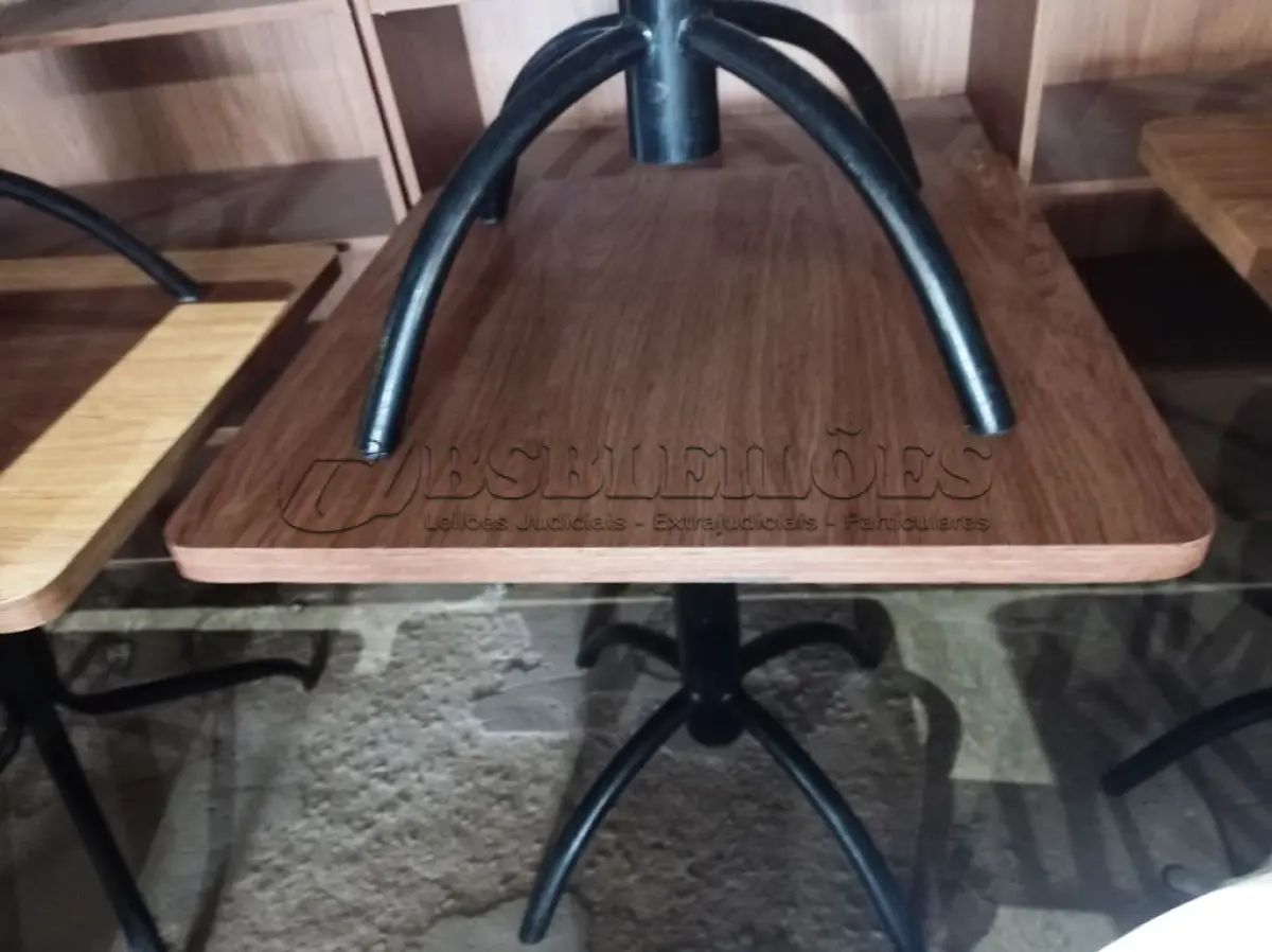 LOTE 069 - 02 MESAS COM TAMPO DE MADEIRA E PÉS DE FERRO MEDINDO 70CMX70CM. (NO ESTADO, NÃO SABEMOS SE FUNCIONA. LEILÃO NÃO TEM GARANTIA E NEM DEVOLUÇÃO).