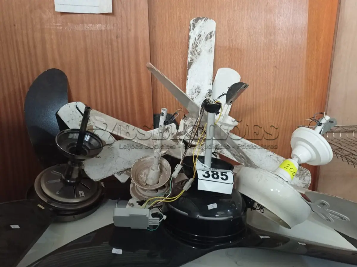 LOTE 385 - 06 VENTILADORES DE TETO MARCAS E MODELOS DIVERSOS. (NO ESTADO) ATENÇÃO! FAZER A VISITAÇÃO ANTES DE ARREMATAR, NÃO SABEMOS SE FUNCIONA. LEILÃO NÃO TEM GARANTIA E NEM DEVOLUÇÃO, SUJEITO A POSSÍVEIS AVARIAS VISÍVEIS/OCULTAS E/OU AUSÊNCIA DE COMPONENTES.