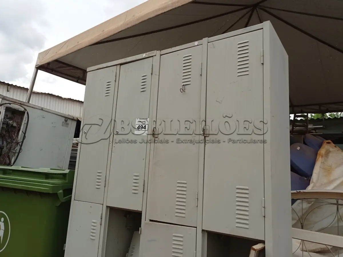 LOTE 494 - 02 ARMÁRIOS ROUPEIRO EM AÇO. (NO ESTADO) ATENÇÃO! FAZER A VISITAÇÃO ANTES DE ARREMATAR, NÃO SABEMOS SE FUNCIONA. LEILÃO NÃO TEM GARANTIA E NEM DEVOLUÇÃO, SUJEITO A POSSÍVEIS AVARIAS VISÍVEIS/OCULTAS E/OU AUSÊNCIA DE COMPONENTES.