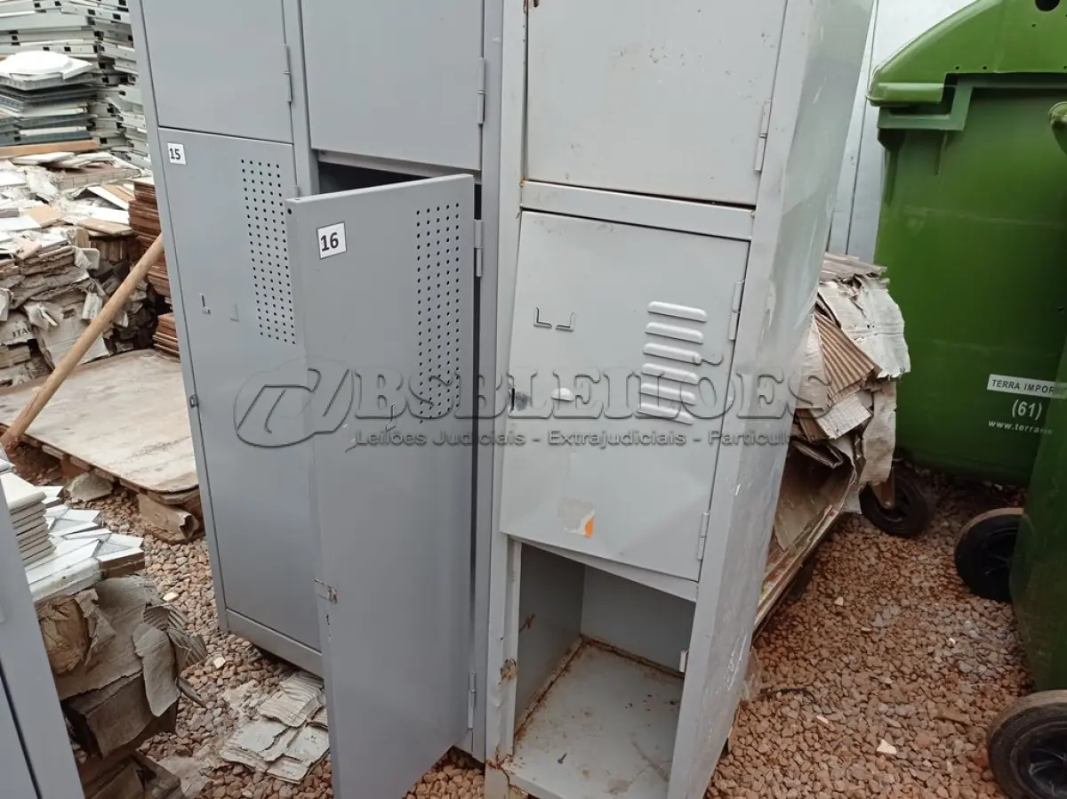 LOTE 491 - 02 ARMÁRIOS ROUPEIRO EM AÇO. (NO ESTADO) ATENÇÃO! FAZER A VISITAÇÃO ANTES DE ARREMATAR, NÃO SABEMOS SE FUNCIONA. LEILÃO NÃO TEM GARANTIA E NEM DEVOLUÇÃO, SUJEITO A POSSÍVEIS AVARIAS VISÍVEIS/OCULTAS E/OU AUSÊNCIA DE COMPONENTES.