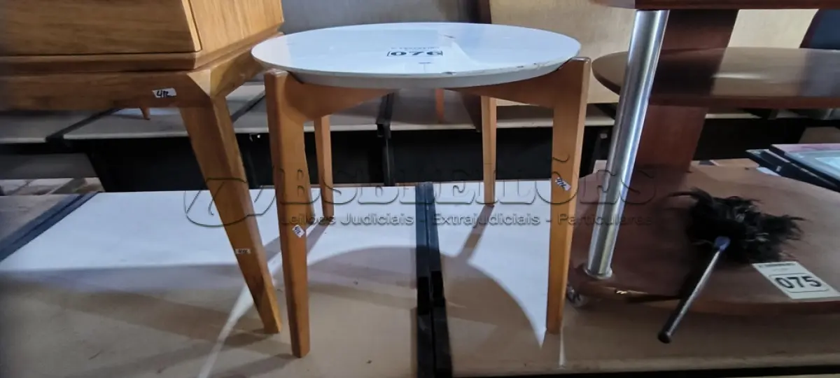 LOTE 076 - 01 MESA DE CENTRO EM MADEIRA (NO ESTADO, NÃO SABEMOS SE FUNCIONA. LEILÃO NÃO TEM GARANTIA E NEM DEVOLUÇÃO).