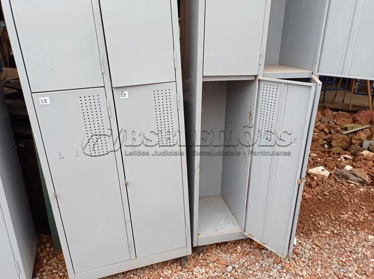 LOTE 486 - 02 ARMÁRIOS ROUPEIRO EM AÇO. (NO ESTADO) ATENÇÃO! FAZER A VISITAÇÃO ANTES DE ARREMATAR, NÃO SABEMOS SE FUNCIONA. LEILÃO NÃO TEM GARANTIA E NEM DEVOLUÇÃO, SUJEITO A POSSÍVEIS AVARIAS VISÍVEIS/OCULTAS E/OU AUSÊNCIA DE COMPONENTES.