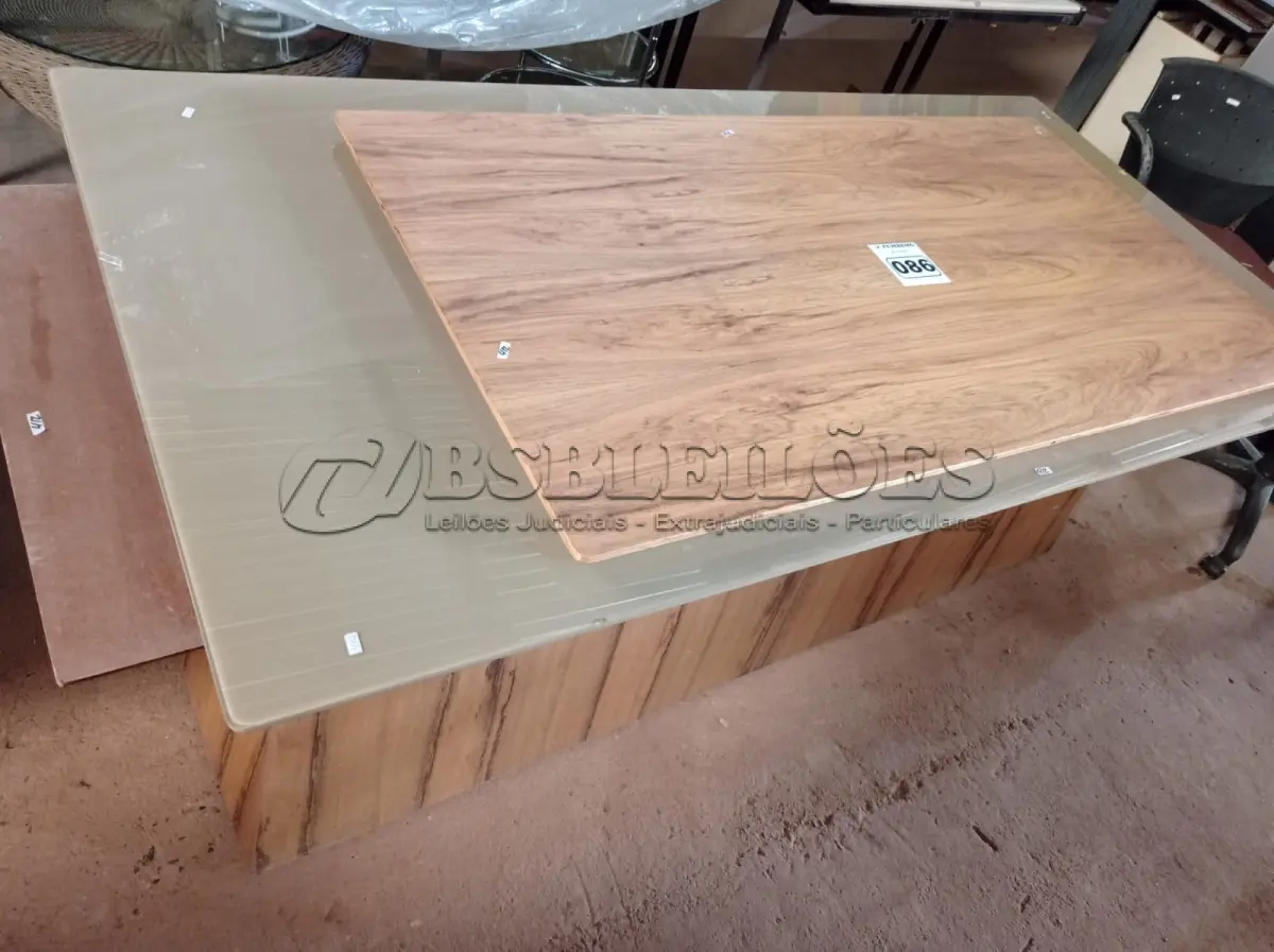 LOTE 086 - 01 BASE DE MESA EM MADEIRA ,01 TAMPO DE MESA EM MADEIRA E VIDRO E 01 TAMPO DE MESA EM MADEIRA (NO ESTADO, NÃO SABEMOS SE FUNCIONA. LEILÃO NÃO TEM GARANTIA E NEM DEVOLUÇÃO).