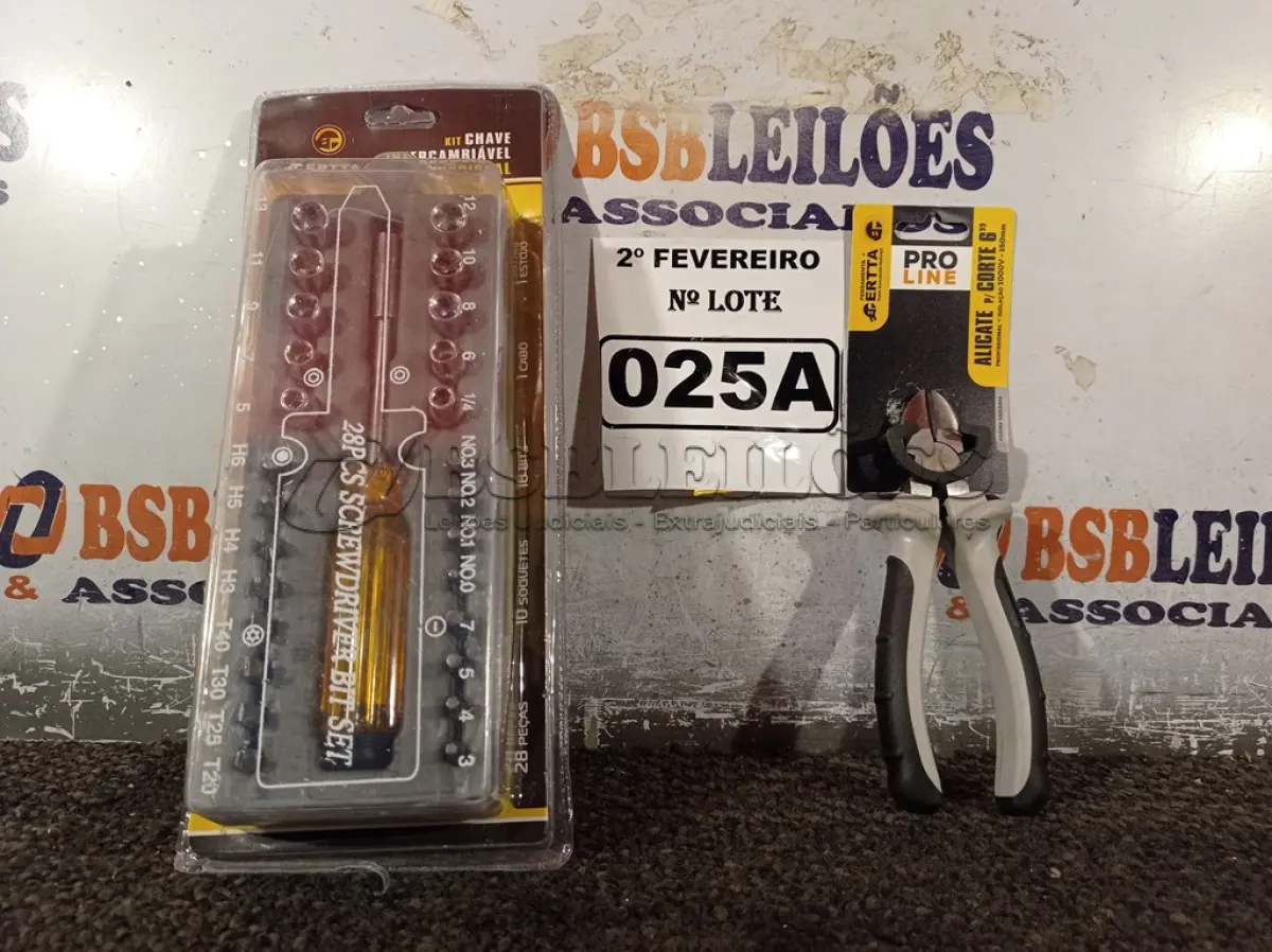 LOTE 025 - 01 KIT DE CHAVES INTERCAMBIÁVEIS MULTIFUNCIONAL E 01 ALICATE DE CORTE 6”. (NO ESTADO) ATENÇÃO! FAZER A VISITAÇÃO ANTES DE ARREMATAR, NÃO SABEMOS SE FUNCIONA. LEILÃO NÃO TEM GARANTIA E NEM DEVOLUÇÃO, SUJEITO A POSSÍVEIS AVARIAS VISÍVEIS/OCULTAS E/OU AUSÊNCIA DE COMPONENTES.
