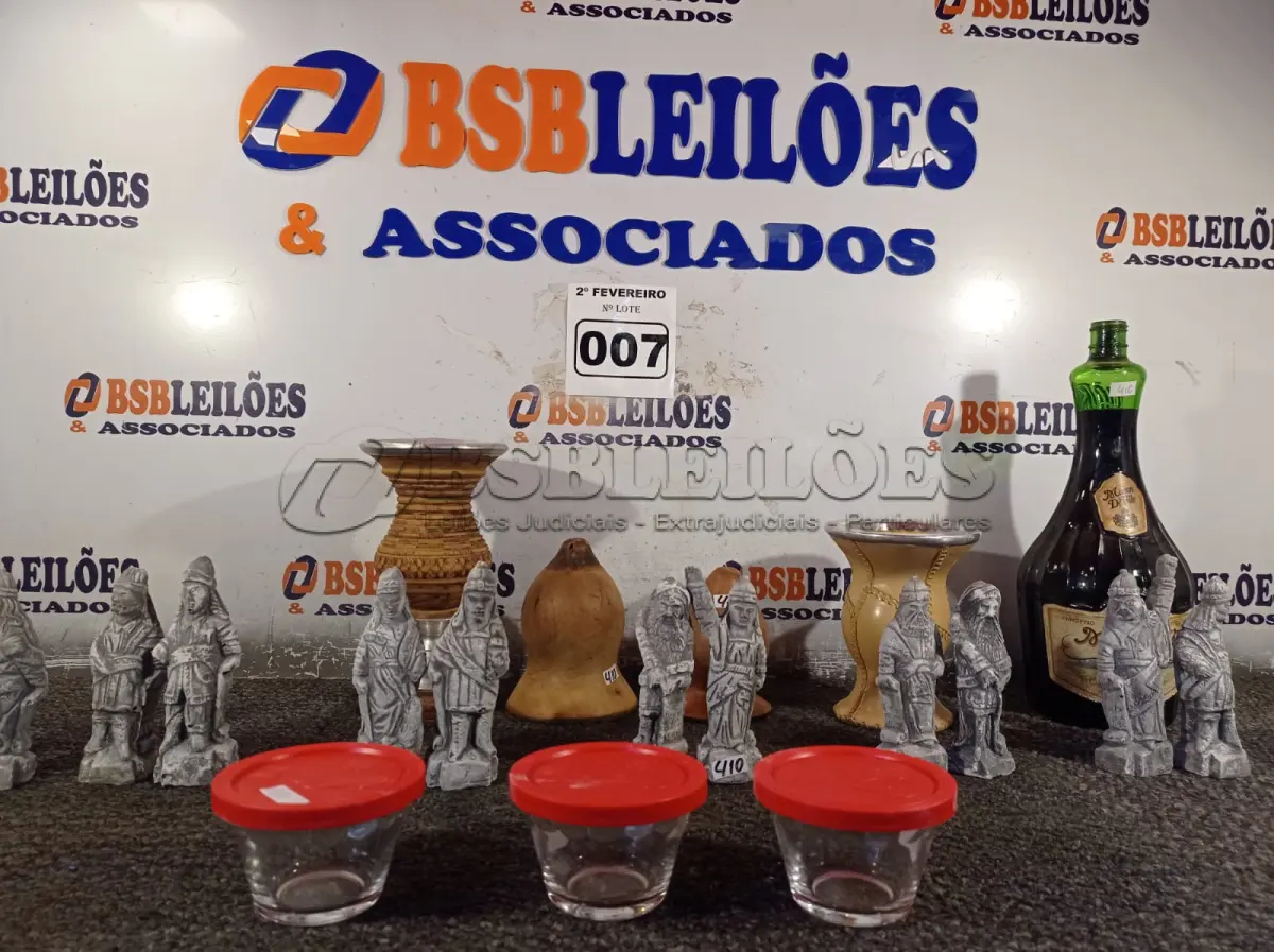 LOTE 007 - 01 LOTE COM GARRAFA DE VINHO ,ESTATUETAS PARA DECORAÇÃO E COPOS PARA CHIMARRÃO (NO ESTADO, NÃO SABEMOS SE FUNCIONA. LEILÃO NÃO TEM GARANTIA E NEM DEVOLUÇÃO).