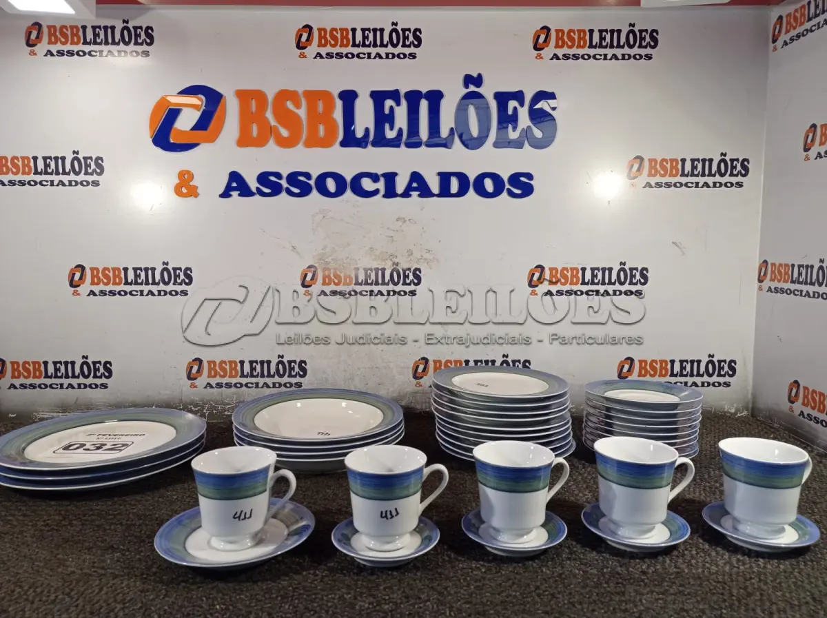 LOTE 032 - 01 LOTE COM PRATOS PORCELANA SCHIMIDT E XICARAS PORCELANA SCHIMIDT (NO ESTADO, NÃO SABEMOS SE FUNCIONA. LEILÃO NÃO TEM GARANTIA E NEM DEVOLUÇÃO).